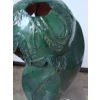 Detal zielonego szkliwa na ceramicznej lampie-rzeźbie